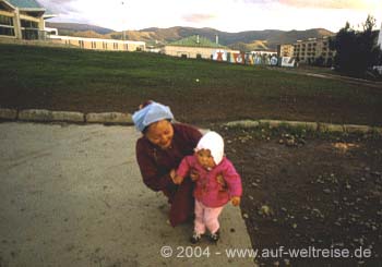 Mongolei Ulan-Bator Frau mit Kind