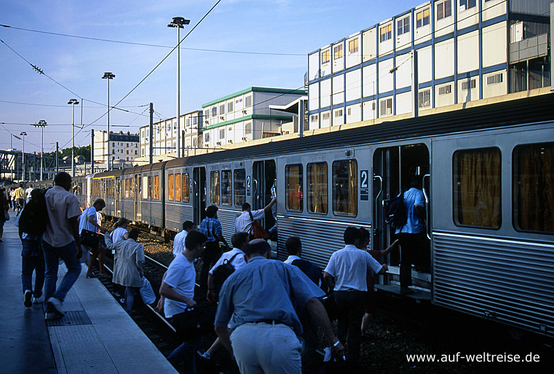 Zug, Bahn, Eisenbahn, S-Bahn, überfüllt, Bahnsteig, Frankreich, Europa, Paris, Menschen, Fahrgäste, Männer, Frauen, Kinder, Gleis