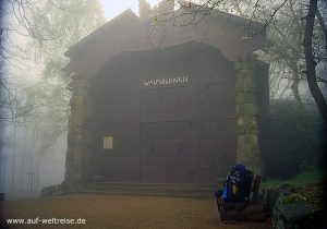 Deutschland, Harz, Walpurgishalle, Nebel, Rucksack, Berg, Tor, Weg, wandern, Pause